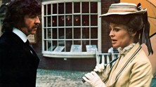 in period clothes, Alan Bates speaks to Julie Christie on a  turn-of-the-century street
